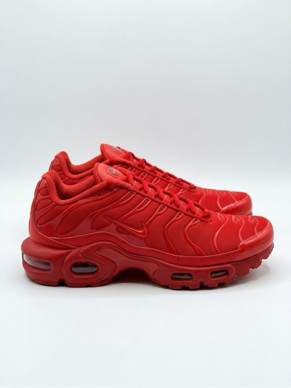Nike Air Max Plus TN GS University Red Triple Red Sneakers Size 5.5Y / Women’s 7